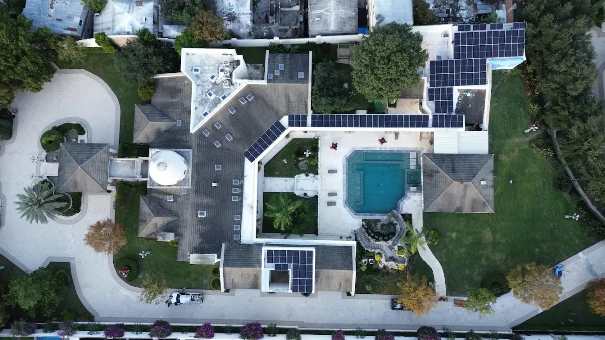Sistema solar interconectado en techo residencial