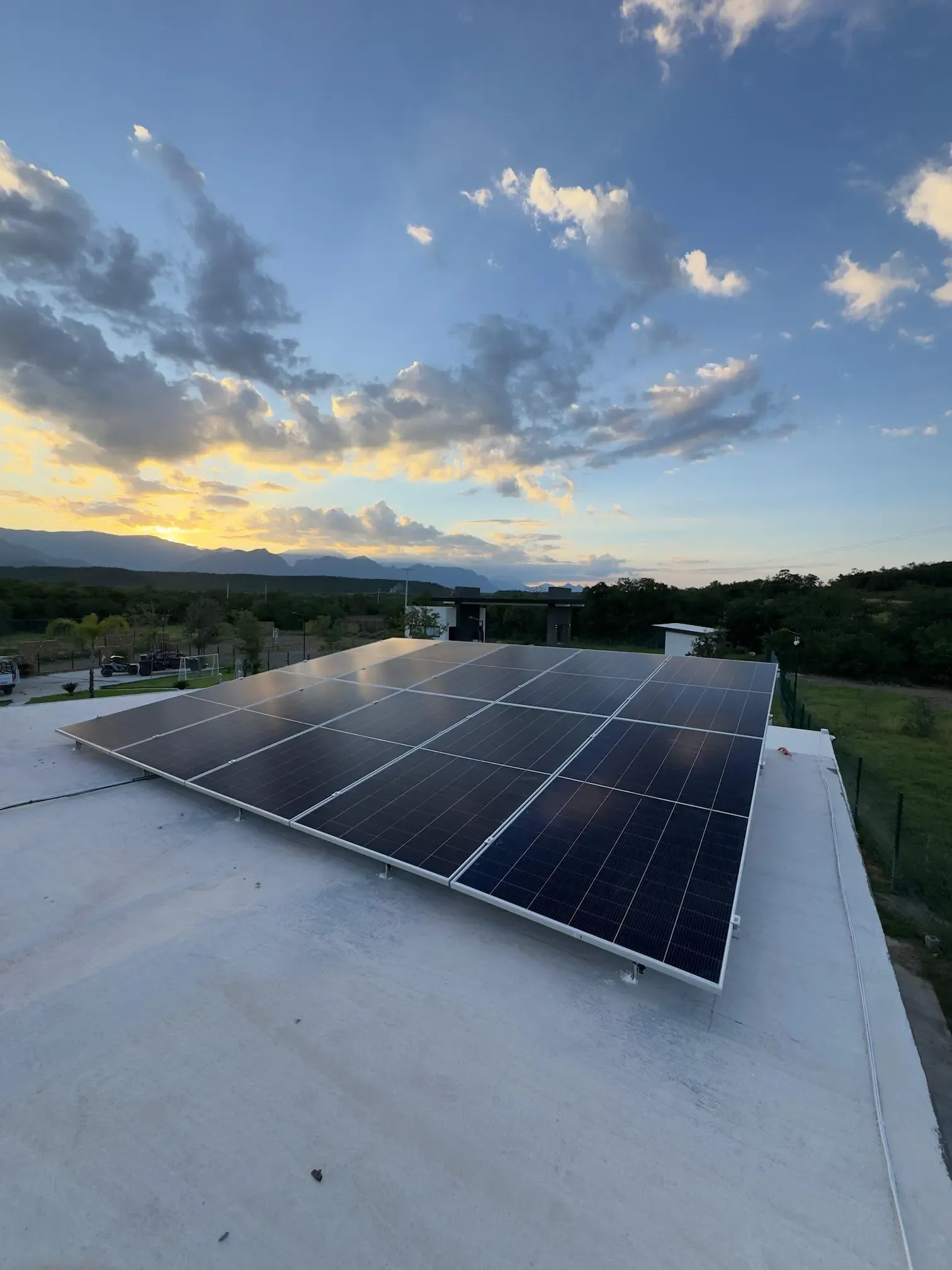 Paneles solares con horizonte al atardecer