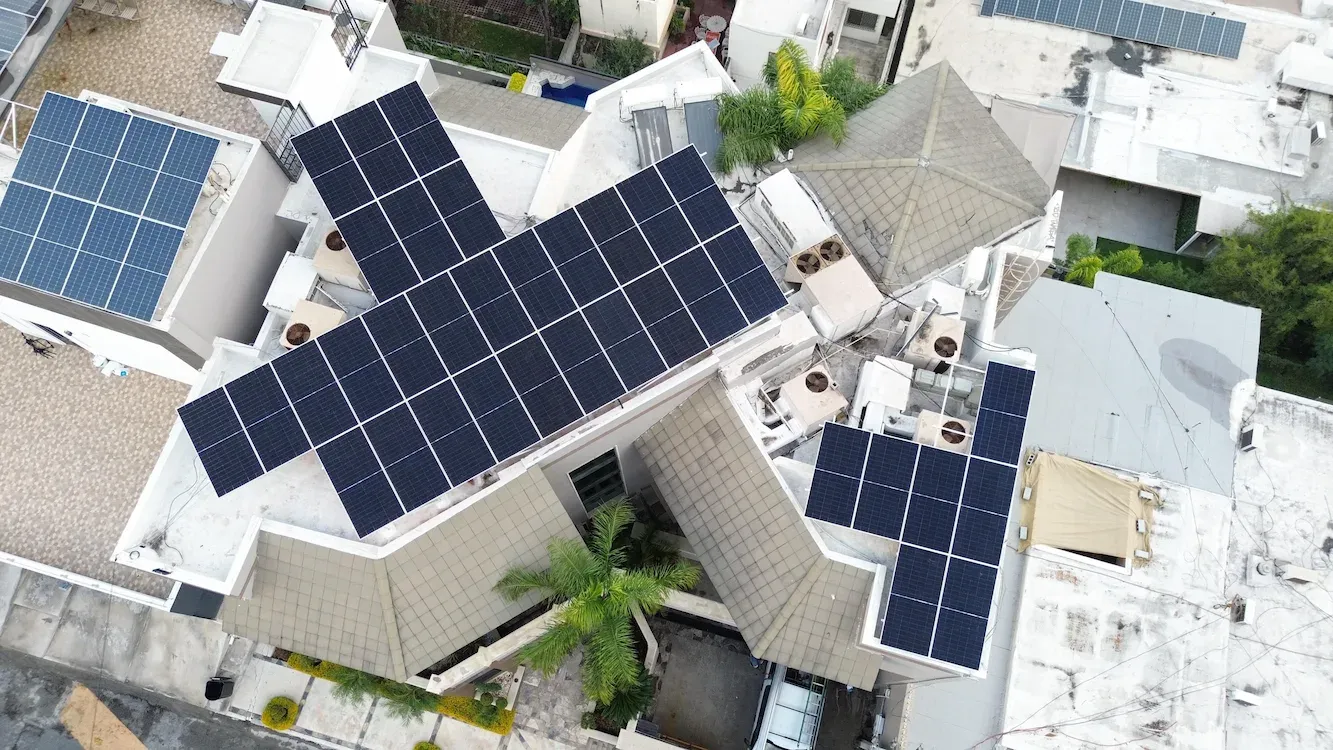 Paneles solares instalados en residencia